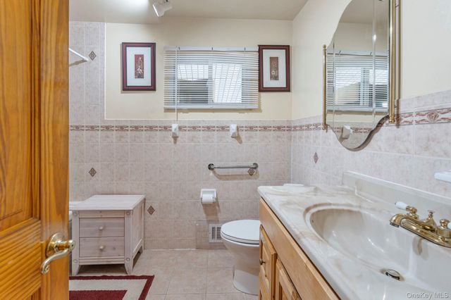 1 Hale Place, Roosevelt, NY 11575