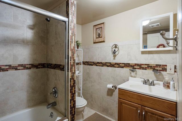1 Hale Place, Roosevelt, NY 11575