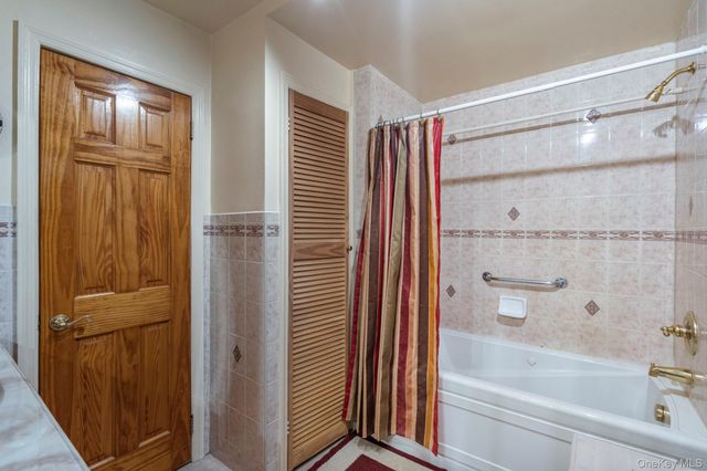1 Hale Place, Roosevelt, NY 11575