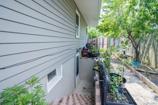 1 Hale Place, Roosevelt, NY 11575