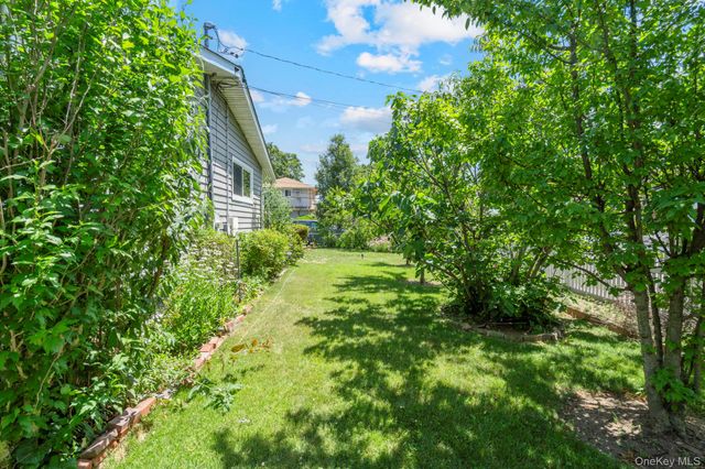 1 Hale Place, Roosevelt, NY 11575