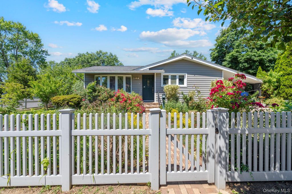 1 Hale Place, Roosevelt, NY 11575