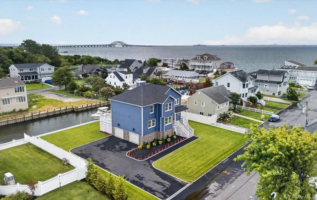 851 W Bay Drive, West Islip, NY 11795