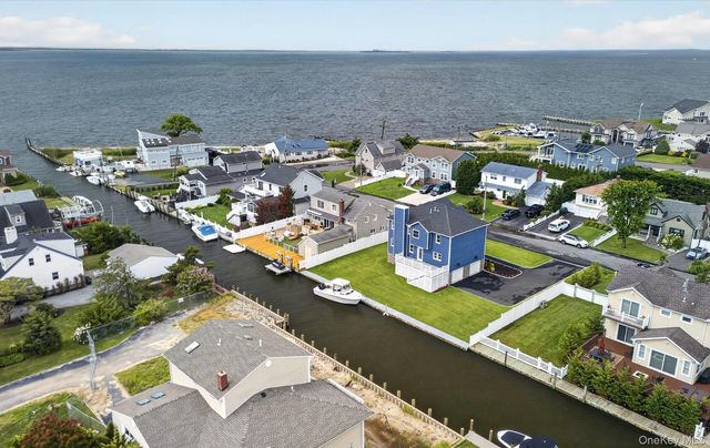 851 W Bay Drive, West Islip, NY 11795