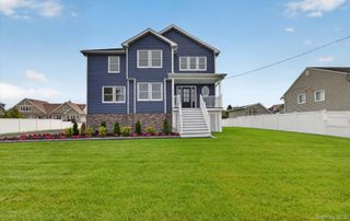 851 W Bay Drive, West Islip, NY 11795