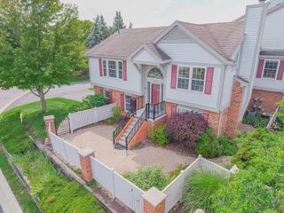 49800 Pointe Crossing, Plymouth Charter Twp, MI 48170