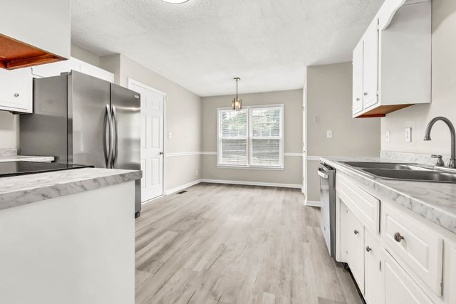 1025 Dandelion Dr, Clarksville, TN 37042
