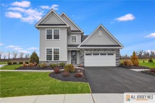 16 Galerie Court, Monroe, NJ 08831