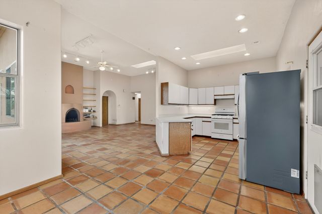 7 Casa Del Oro Way, Santa Fe, NM 87508