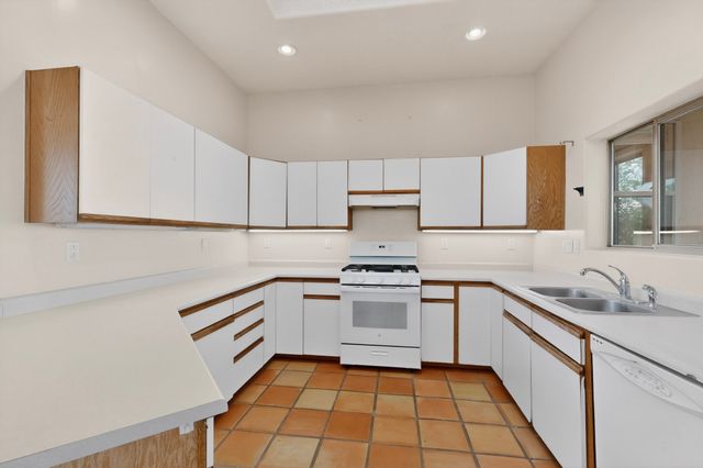 7 Casa Del Oro Way, Santa Fe, NM 87508