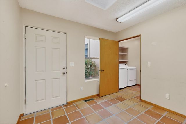 7 Casa Del Oro Way, Santa Fe, NM 87508