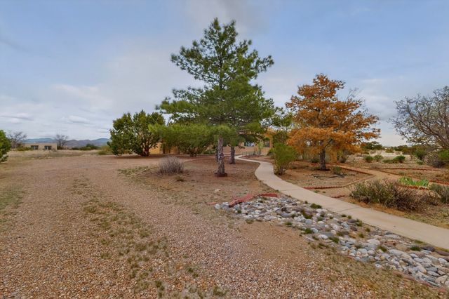 7 Casa Del Oro Way, Santa Fe, NM 87508