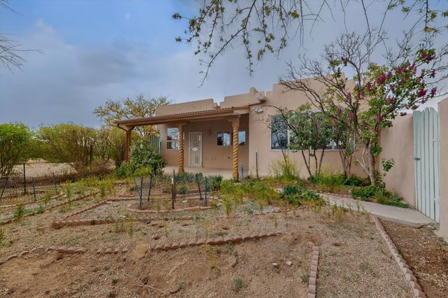 7 Casa Del Oro Way, Santa Fe, NM 87508