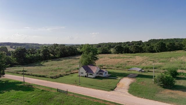 11861 E 1350 Road, Stockton, MO 65785