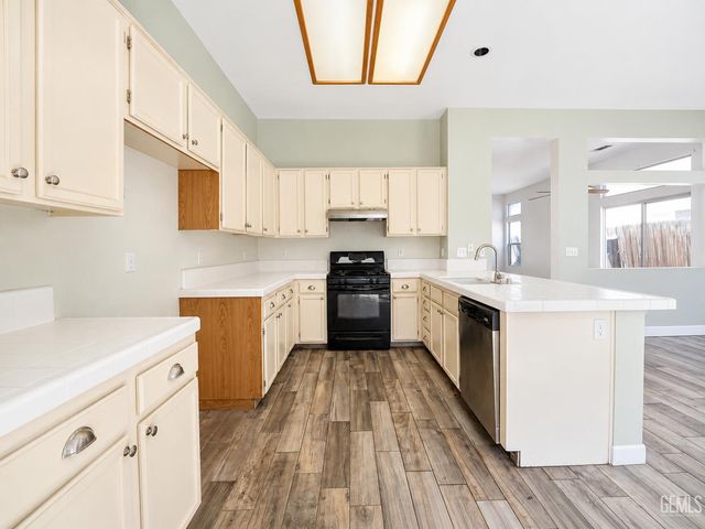 5204 Clover Mountain Street, Bakersfield, CA 93313