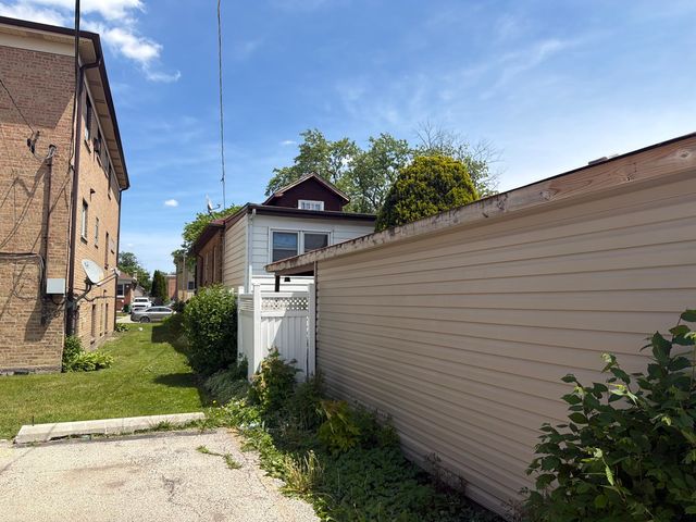 2134 S 16th Avenue, Broadview, IL 60155