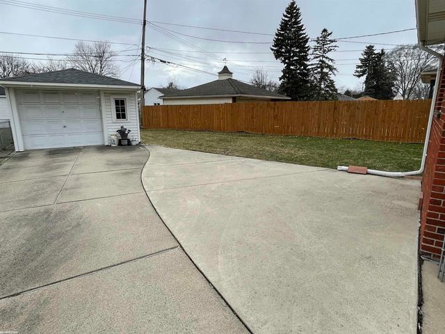 21541 Pallister Street, St Clair Shores, MI 48080