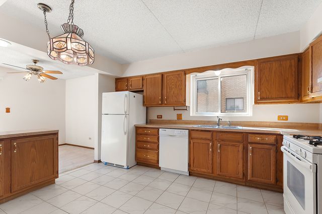 8160 168th Place 2W, Tinley Park, IL 60477