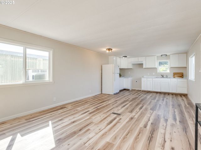 612 N CASCADE Dr 23, Woodburn, OR 97071