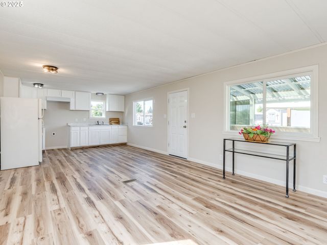 612 N CASCADE Dr 23, Woodburn, OR 97071