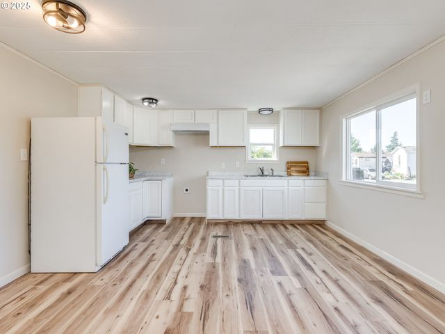 612 N CASCADE Dr 23, Woodburn, OR 97071