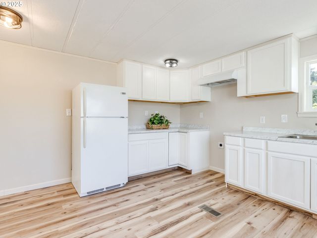 612 N CASCADE Dr 23, Woodburn, OR 97071