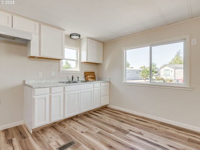 612 N CASCADE Dr 23, Woodburn, OR 97071