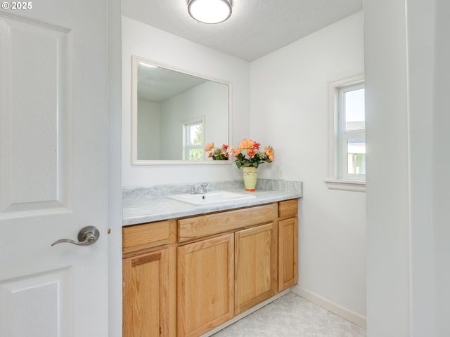 612 N CASCADE Dr 23, Woodburn, OR 97071