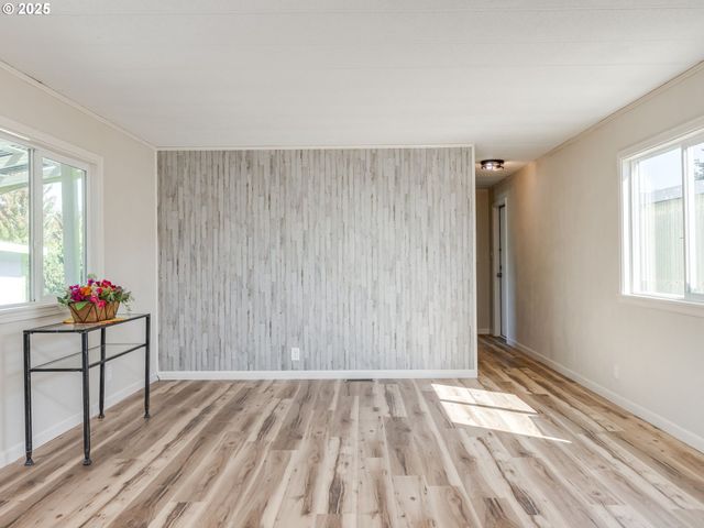 612 N CASCADE Dr 23, Woodburn, OR 97071