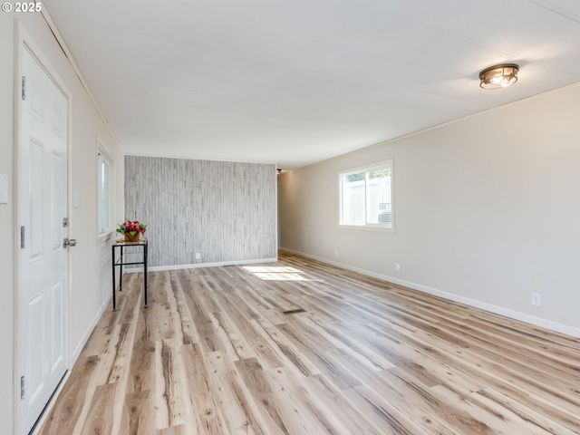 612 N CASCADE Dr 23, Woodburn, OR 97071