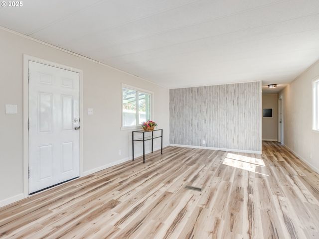 612 N CASCADE Dr 23, Woodburn, OR 97071