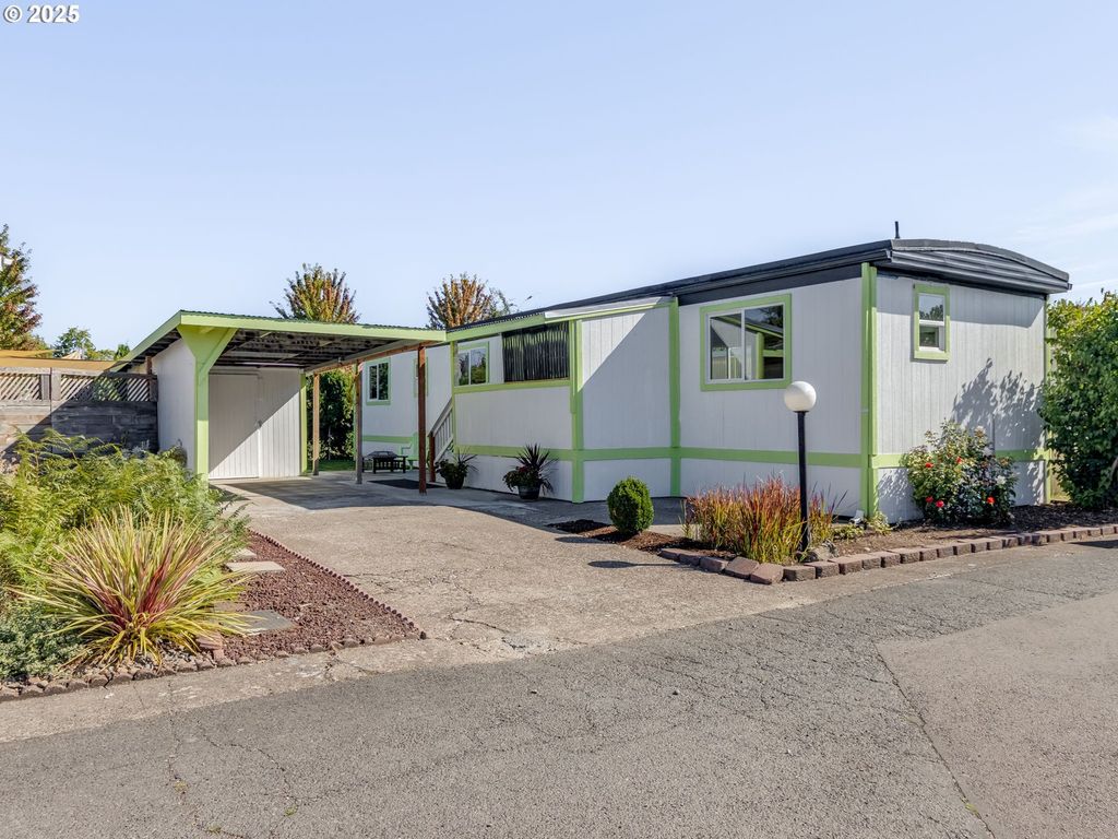 612 N CASCADE Dr 23, Woodburn, OR 97071