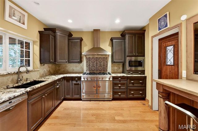 37 Ridgemoor Drive, Clayton, MO 63105