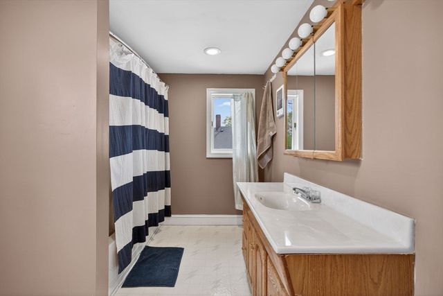 8 Essex St, Swampscott, MA 01907
