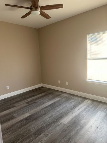 1009 S Preston Street, Ennis, TX 75119