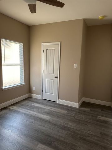 1009 S Preston Street, Ennis, TX 75119