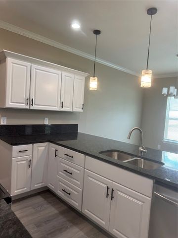 1009 S Preston Street, Ennis, TX 75119