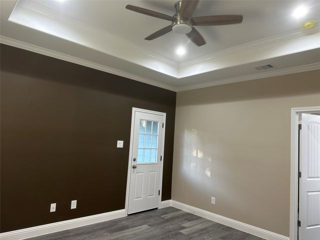1009 S Preston Street, Ennis, TX 75119