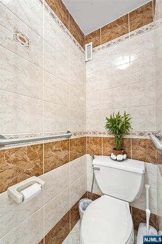 2005 Harmon Cove Tower, Secaucus, NJ 07094