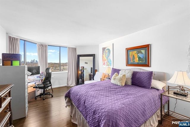 2005 Harmon Cove Tower, Secaucus, NJ 07094