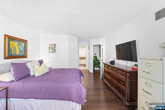 2005 Harmon Cove Tower, Secaucus, NJ 07094