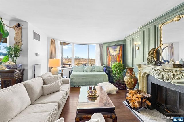 2005 Harmon Cove Tower, Secaucus, NJ 07094