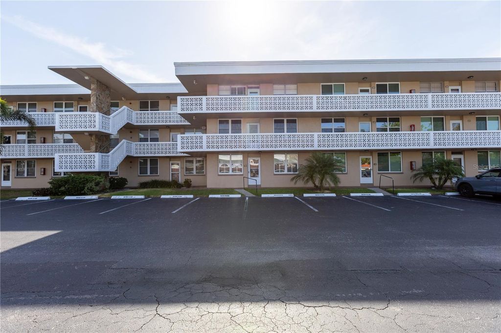 4915 BAY STREET NE 224, St Petersburg, FL 33703