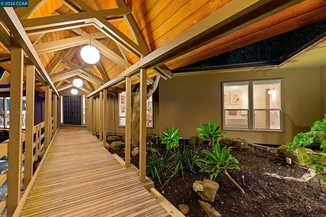 521 Tahos Rd, Orinda, CA 94563