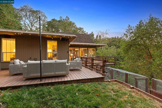 521 Tahos Rd, Orinda, CA 94563