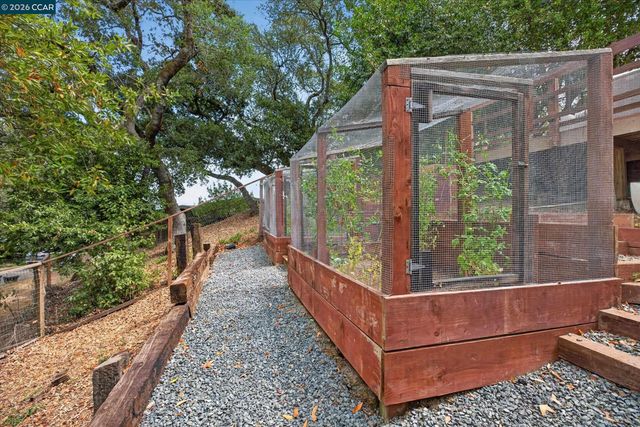 521 Tahos Rd, Orinda, CA 94563