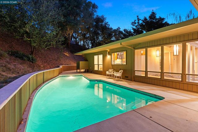 521 Tahos Rd, Orinda, CA 94563