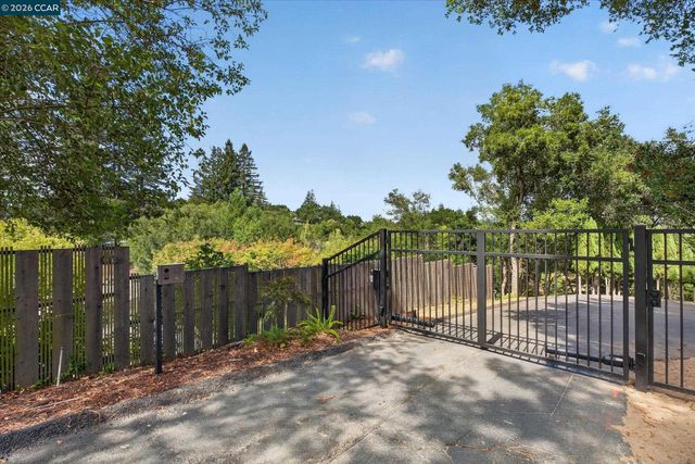 521 Tahos Rd, Orinda, CA 94563