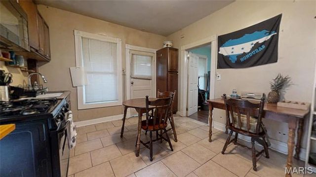 9421 Holtwood Road, St Louis, MO 63114