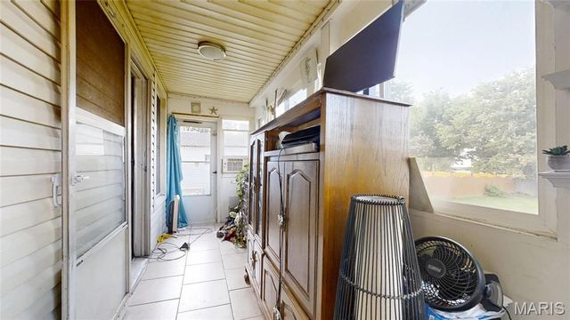 9421 Holtwood Road, St Louis, MO 63114